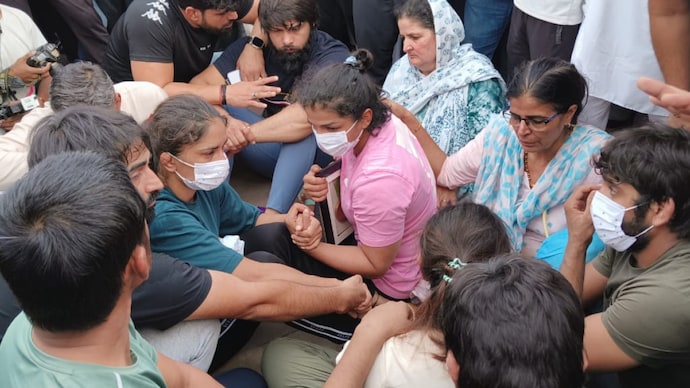 Protesting wrestlers stops from immersing their medals in the Ganga river; gives five day ultimatum.